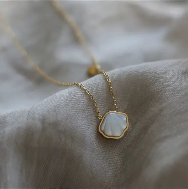Golden_Stainless_Steel_And_Hypoallergenic_Coating_Necklace_For_Women